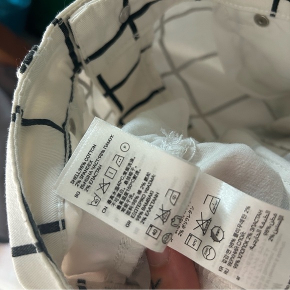 Divided White Pants with Black Grid Pattern 8 - Picture 12 of 16